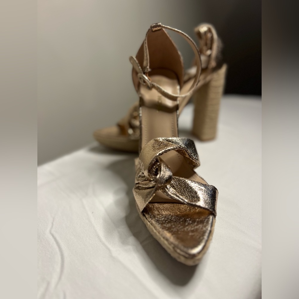 Fashion Nova Rose gold 4’ thick high heel shoe